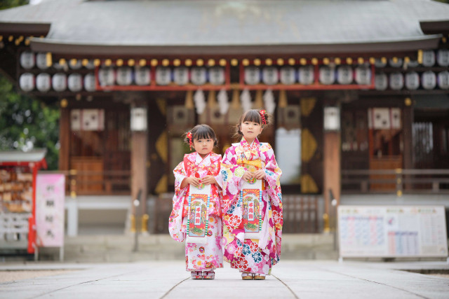 sisters posing for shichigosan photo